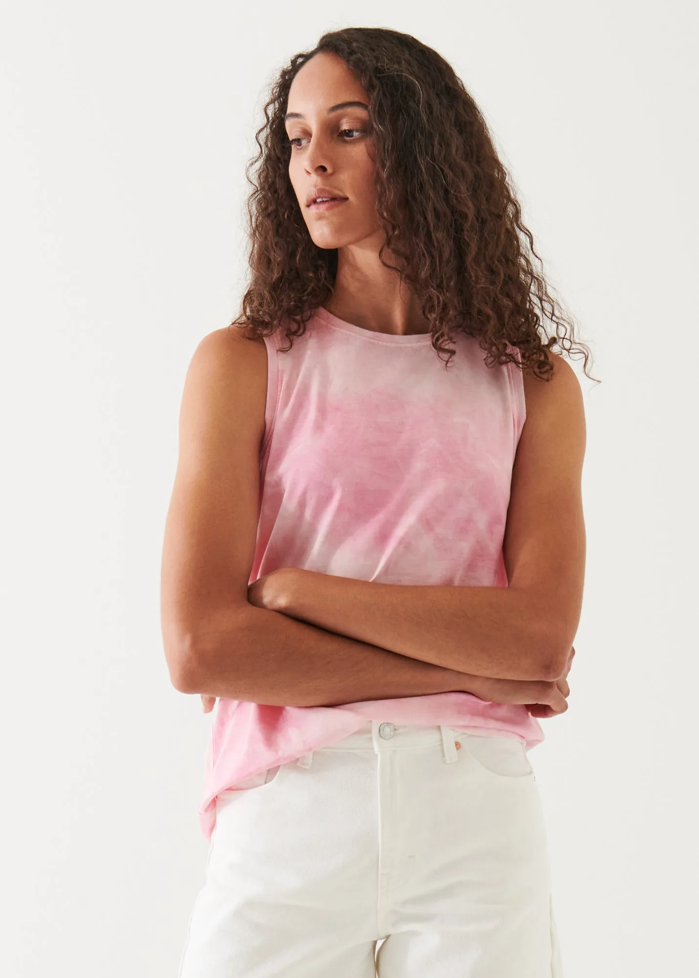 Abstract Boyfriend Tank in Tie-Dye Print Crafted from Pima Cotton with Stretch Fabric