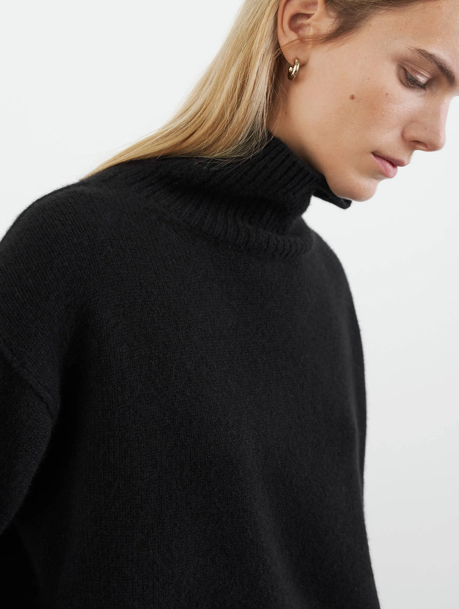 Boyfriend Cashmere Turtleneck in Black