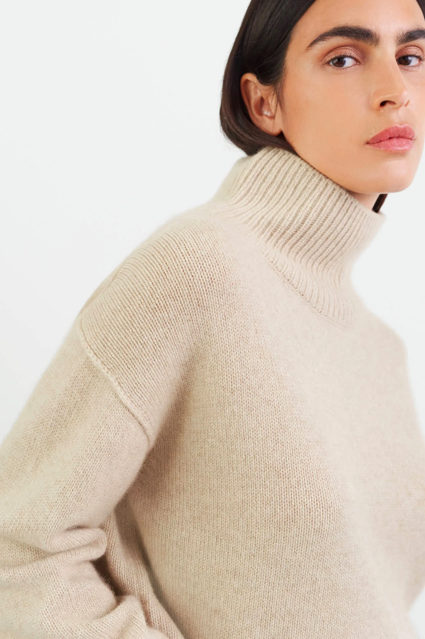 Boyfriend Turtleneck Cashmere Sweater in Sand