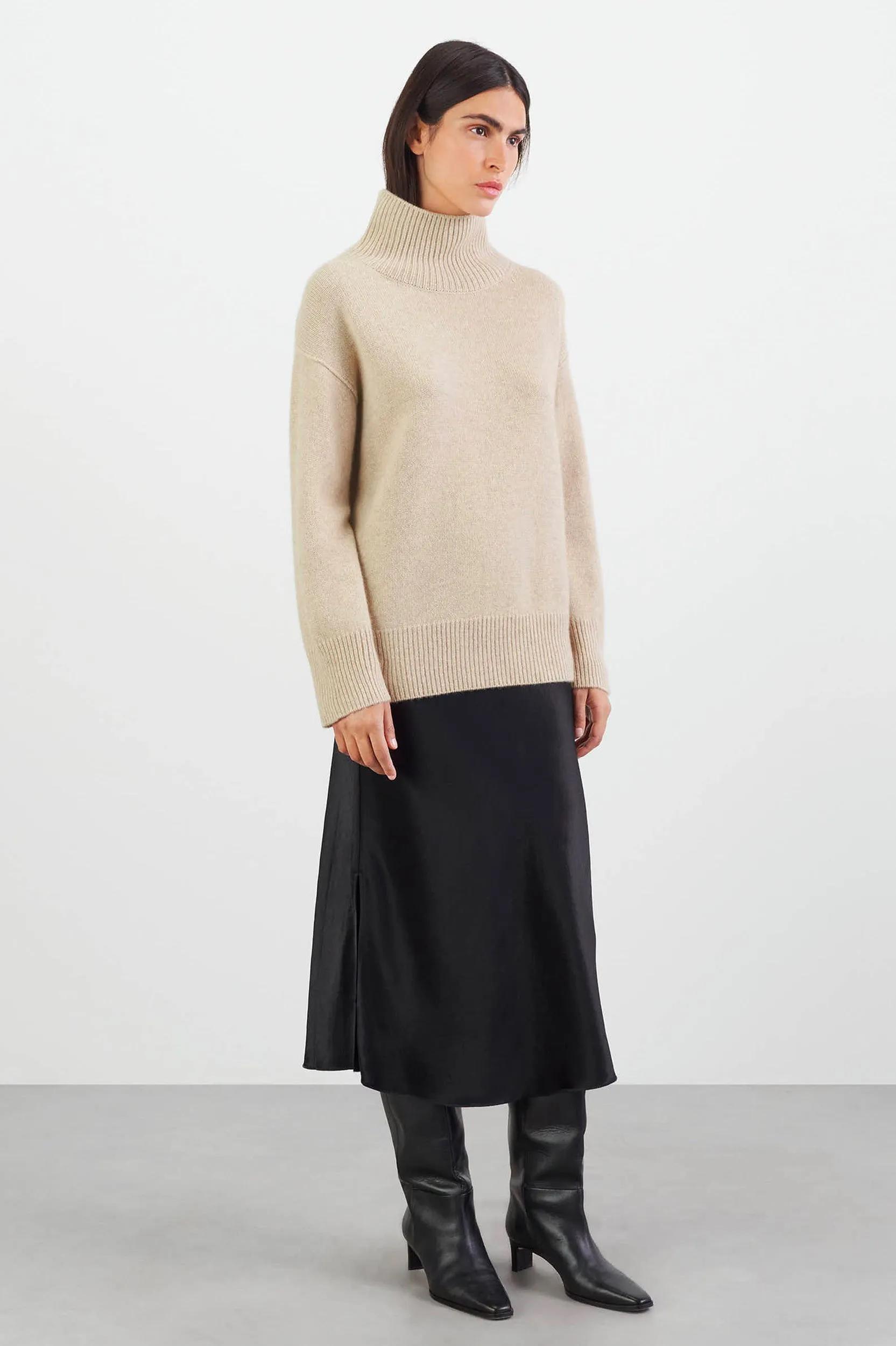 Boyfriend Turtleneck Cashmere Sweater in Sand