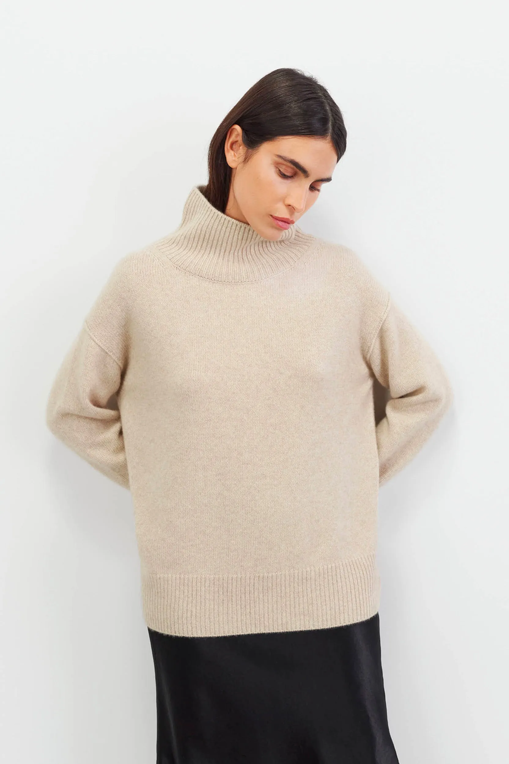 Boyfriend Turtleneck Cashmere Sweater in Sand