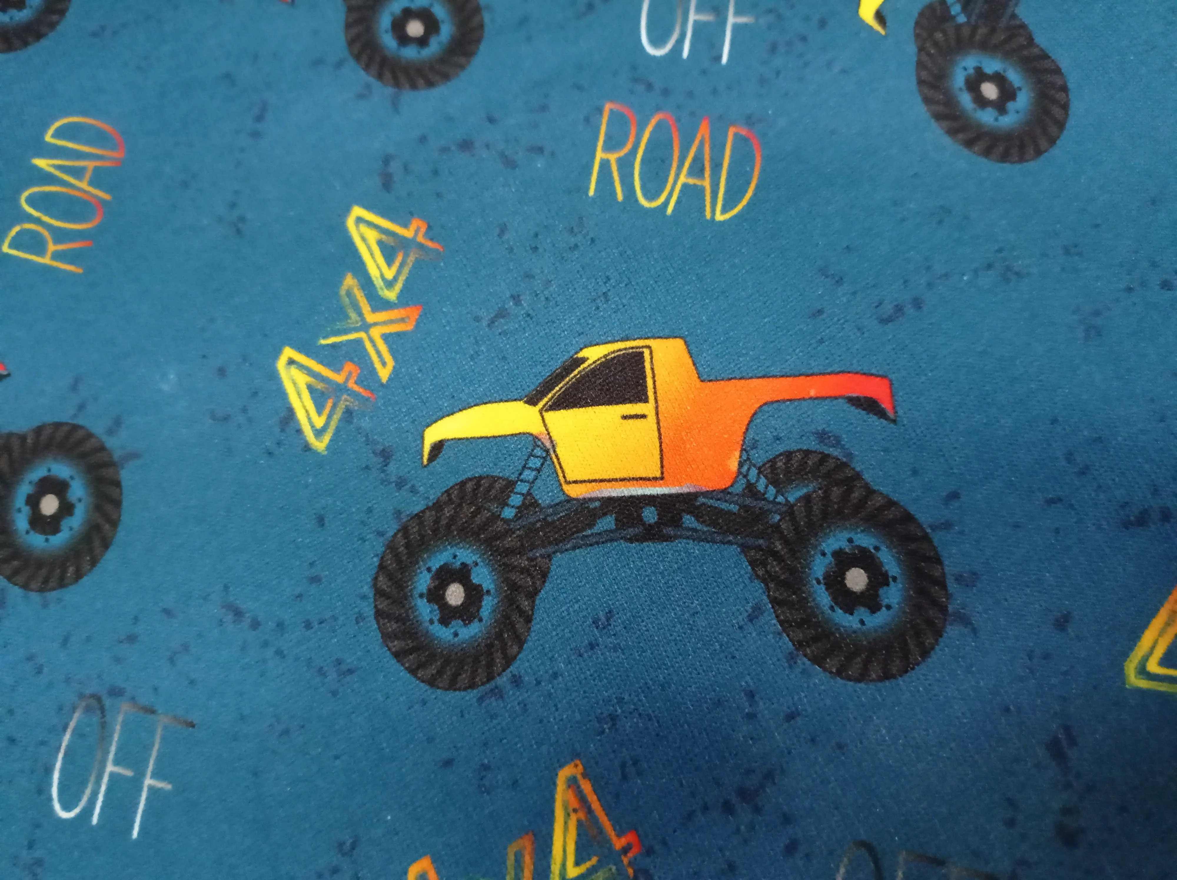 Warmer, kuscheliger Sweat in blau mit Monstertrucks